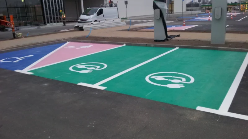 Jak prawidłowo zaplanować i wykonać oznakowanie parkingu lub osiedla? Praktyczny poradnik dla zarządców i inwestorów