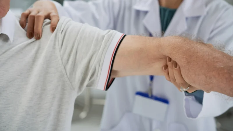 Łokieć tenisisty – jak rozpoznać i skutecznie wyleczyć?